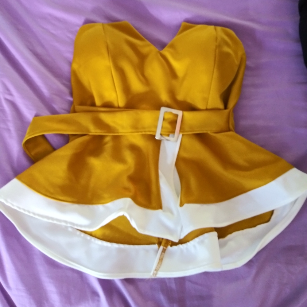 Cute yellow top